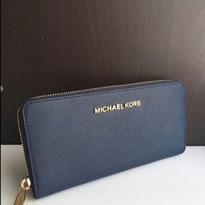 MICHAEL KORS JET SET TRAVEL ZIP AROUND